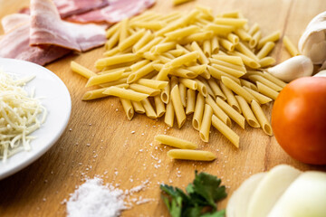 Variedad de ingredientes para una pasta de macarrones con tomate.