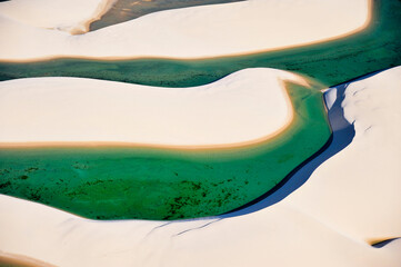 Vista aérea das dunas e lagoas do Parque Nacional dos Lençóis Maranhenses.
