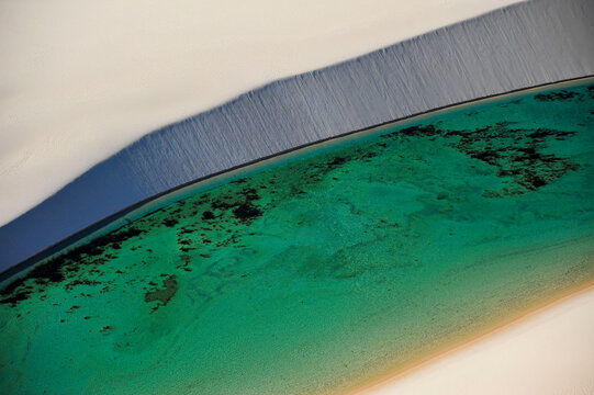 Vista a&eacute;rea das dunas e lagoas do Parque Nacional dos Len&ccedil;&oacute;is Maranhenses.