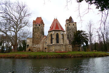 Fototapeta premium Schlosskapelle, Schlossruine und Schlosspark Pottendorf
