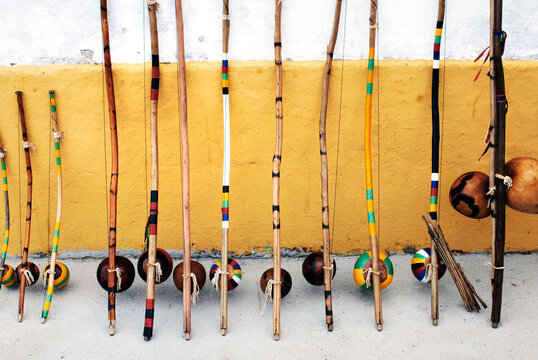 Berimbaus &agrave; venda na costa baiana