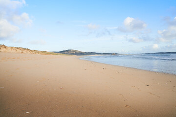 Fototapeta na wymiar Playa muy grande de arena blanca con cielo azul y mar