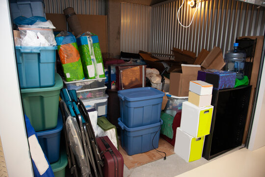 Storage unit outlet with boxes