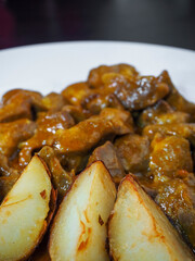 carne con salsa y patatas asadas, plato restaurante, comida típica del invierno