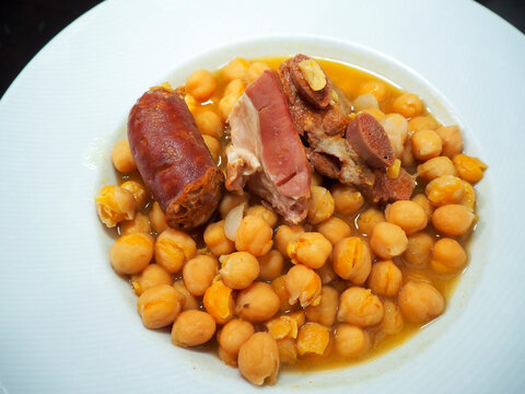 cocido de garbanzos, plato t&iacute;pico de men&uacute; del d&iacute;a, chorizo, costilla, morcilla
