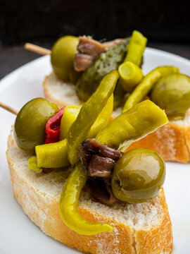 gilda tipica del norte, anchoa, aceituna y piparra. pincho pan y aceite de oliva