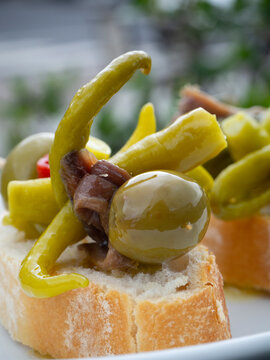 gilda tipica del norte, anchoa, aceituna y piparra. pincho pan y aceite de oliva