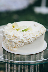 single-tiered white wedding cake decorated