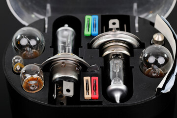 Halogen-Lampen für Auto-Scheinwerfer und eine Ersatzlampenbox