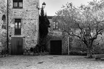 Paisajes y rincones del pequeño pueblo rustico de Sant Martí Vell, en la comarca del Gironès, de Catalunya