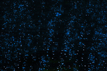 流れ落ちる水滴のイメージ