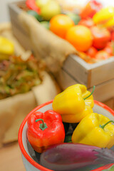 バスケットに入れられた色とりどりの野菜とフルーツ