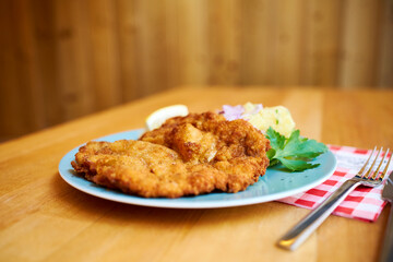 Schnitzel mit Kartoffelsalat knusprige Panade Wiener Art