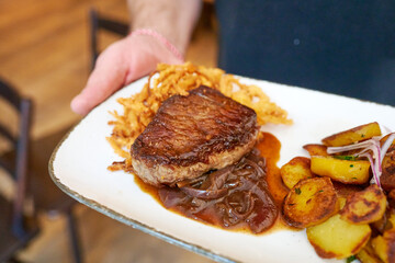 Zwiebelrostbraten Rinderfilet mit Röstzwiebeln und Bratkartoffel 