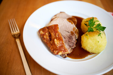 Bayrischer Schweinebraten mit Kruste und Kartoffel Knödel mit Soße