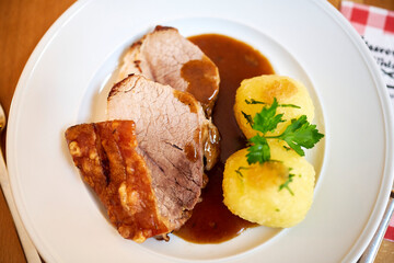 Bayrischer Schweinebraten mit Kruste und Kartoffel Knödel mit Soße