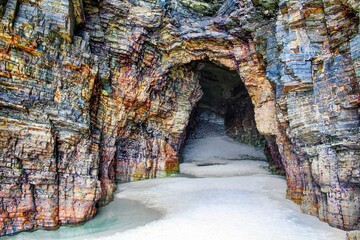 Cueva secreta en los acantilados de la Playa de las Catedrales. 