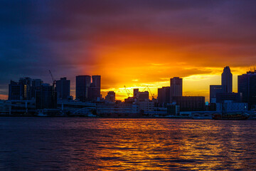 晴海埠頭から見える東京の街並みと夕焼け