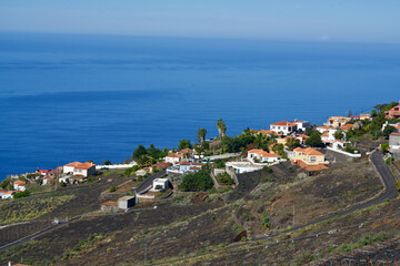 Fototapeta na wymiar Houses in front of the blue ocean
