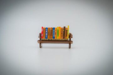 本棚と本のミニチュアイメージ