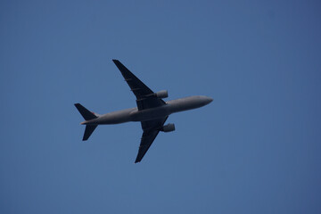 飛行機のシルエットとそらのイメージ