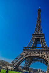エッフェル塔と青空（フランス・パリ）