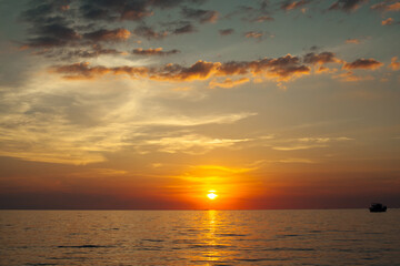 Fototapeta na wymiar Amazing sunset and sea beach landscape in Thailand.