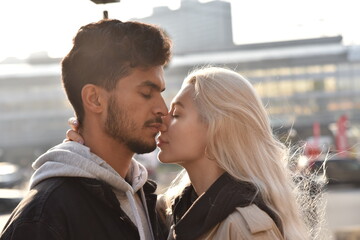 couple kissing in the city
