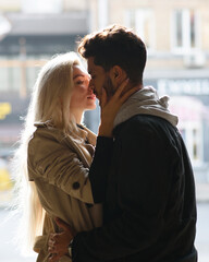 couple kissing in the city