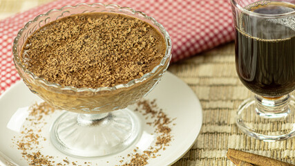 Mousse de chocolate com café.