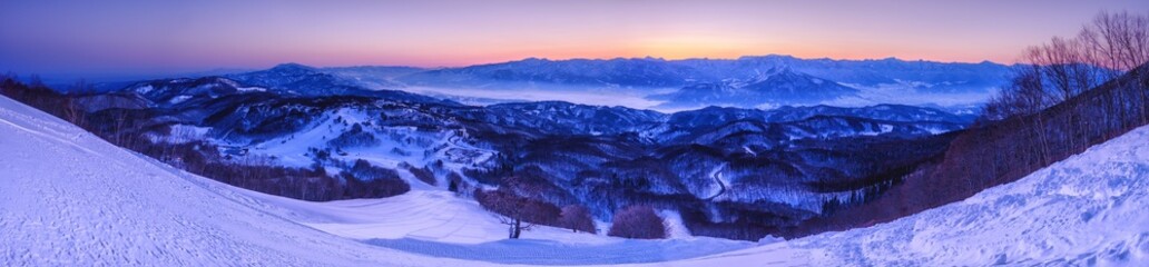 長野県・飯山市 冬の斑尾山からの夜明け パノラマ