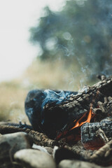 Fogata en San Juan en la Patagonia junto a la costanera