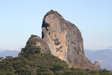 Fototapeta na wymiar Vista da pedra do baú na serra da Mantiqueira.
