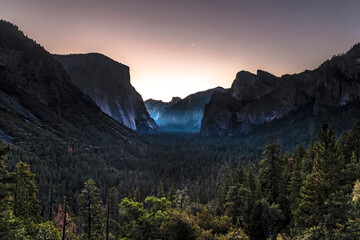 Fototapeta na wymiar dawn in the Yosemite Valley as viewed from the Tunnel View in Rt 41 in Yosemite National park, California