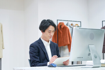 オフィスで働くファッションデザイナー