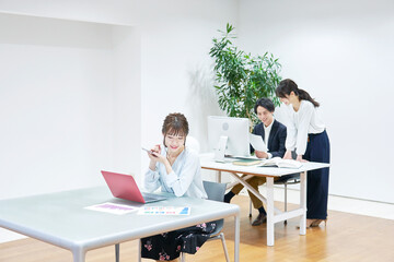 オフィスで働く会社員