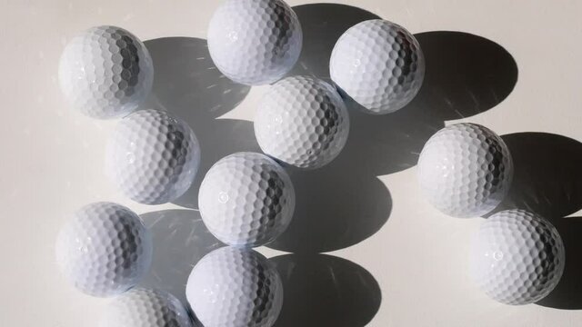 スポーツ用品のゴルフボールがころころ転がる動画。