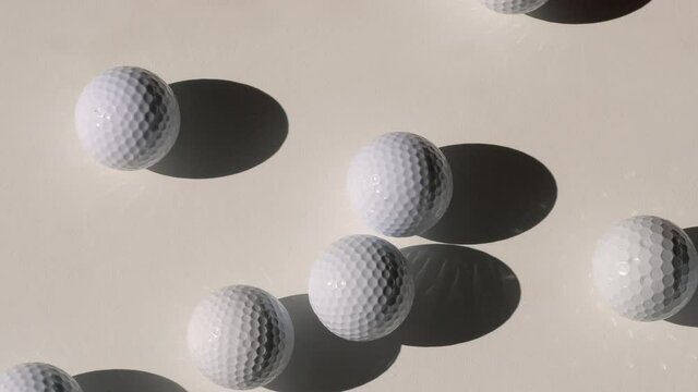 スポーツ用品のゴルフボールがころころ転がる動画。