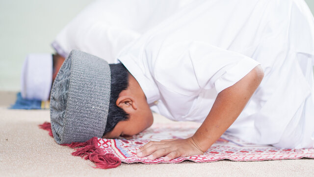 A Muslim Family Consisting Of Parents And Children Movement Prostrating