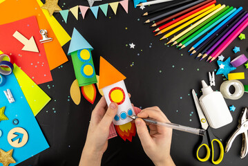 Step-by-step instruction crafts with children from rolls of toilet paper on the theme of space and rocket. Step 6.