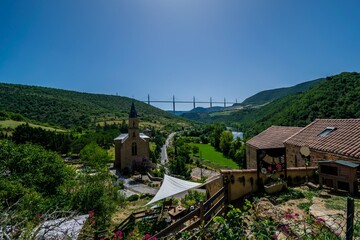 Naklejka premium Peyre, village médiéval au dessus du Tarn, avec son église troglodytique en Aveyron. 