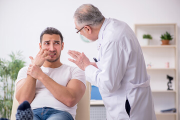 Obraz premium Young man visiting experienced doctor dermatologist