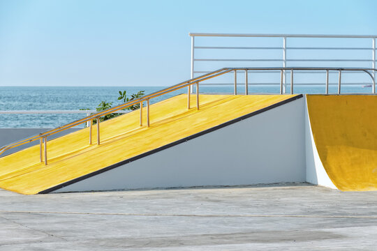 Ramp skating yellow and gray color