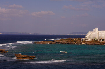 ホテルの前に広がるエメラルドグリーンの海