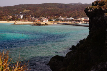 エメラルドグリーンの海がキレイなビーチ