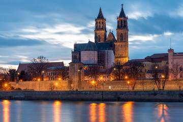 Fototapeta premium Deutschland, Sachsen-Anhalt, Magdeburg, beleuchtetes Schleinufer mit Magdeburger Dom.
