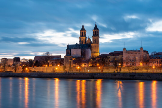 Deutschland, Sachsen-Anhalt, Magdeburg, beleuchtetes Schleinufer mit Magdeburger Dom.