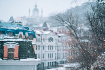 Obraz premium Copious snowfall over the city with the roofs