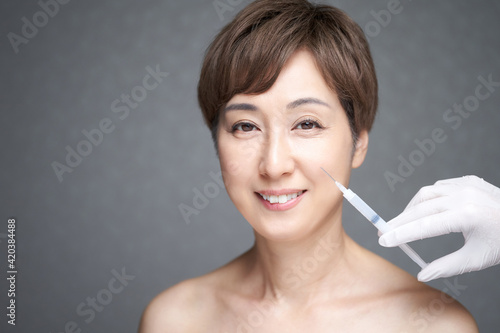 美容注射を打つ中年の日本人女性wall Mural Wallpaper Murals Mapo 美容注射を打つ中年の日本人女性wall Mural Wallpaper Murals Mapo