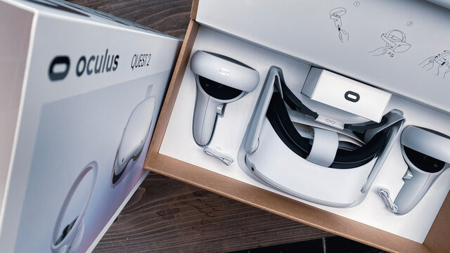 FacebookのVRヘッドセット/ヘッドマウントディスプレイ「Oculus Quest 2(オキュラスクエスト2)」を購入。開封して仮想空間でゲームや映像作品を楽しみます。巣ごもり消費/おうち時間/ニューノーマル/新しい生活様式。2021年3月撮影/日本